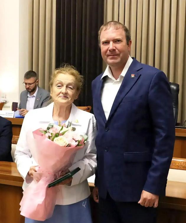 Дмитрий Анисимов вручил Золотой знак «За заслуги перед городом Кемерово» Людмиле Ивановне Горбуновой 