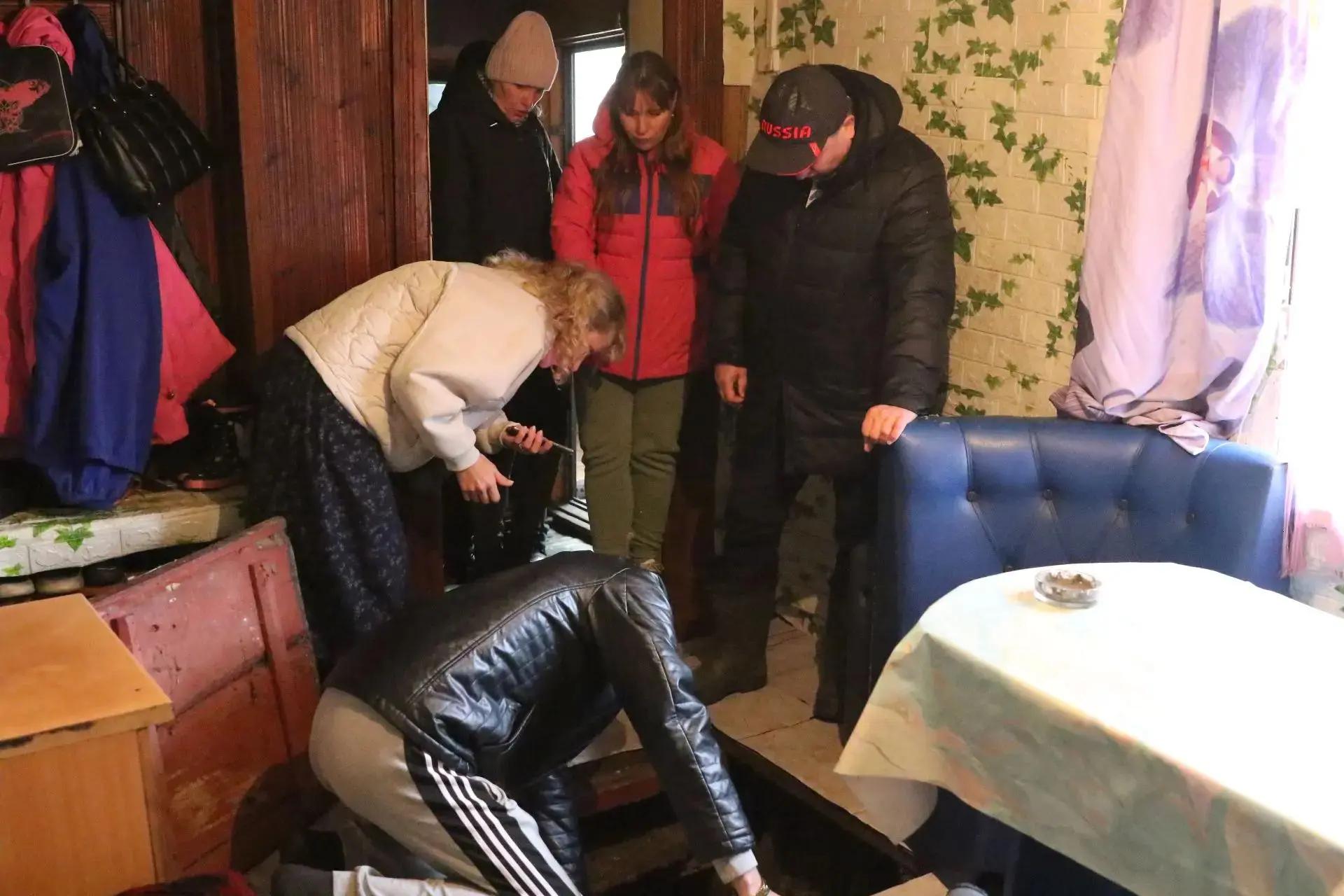Пробы воды возьмут независимые эксперты – в завокзальной части Заводского района продолжается работа с жителями, которые обратились по поводу подтопления погребов и подполий