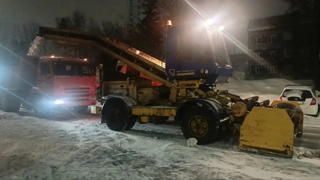 В Кемерове за сутки с улиц и дорог города вывезли свыше 13 тысяч кубометров снега 