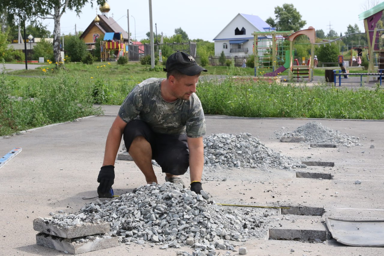 В Пионере приступили к установке спортивной площадки 