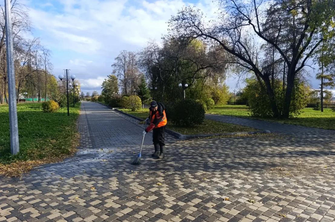 В осенней уборке города сегодня задействовано 194 дорожных рабочих