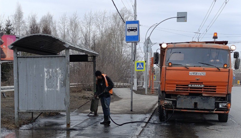 Кемеровские коммунальщики продолжают наводить чистоту  