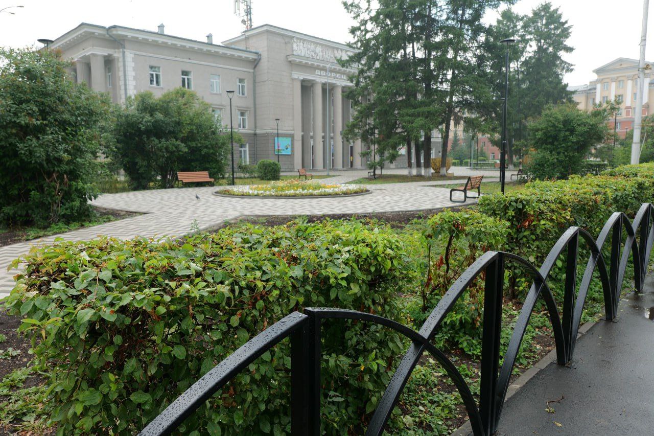 Благоустройство сквера у ДК имени 50-летия Октября практически завершено