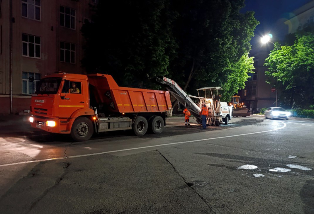 Дорожные службы приступили к ремонту покрытия в центре Кемерова