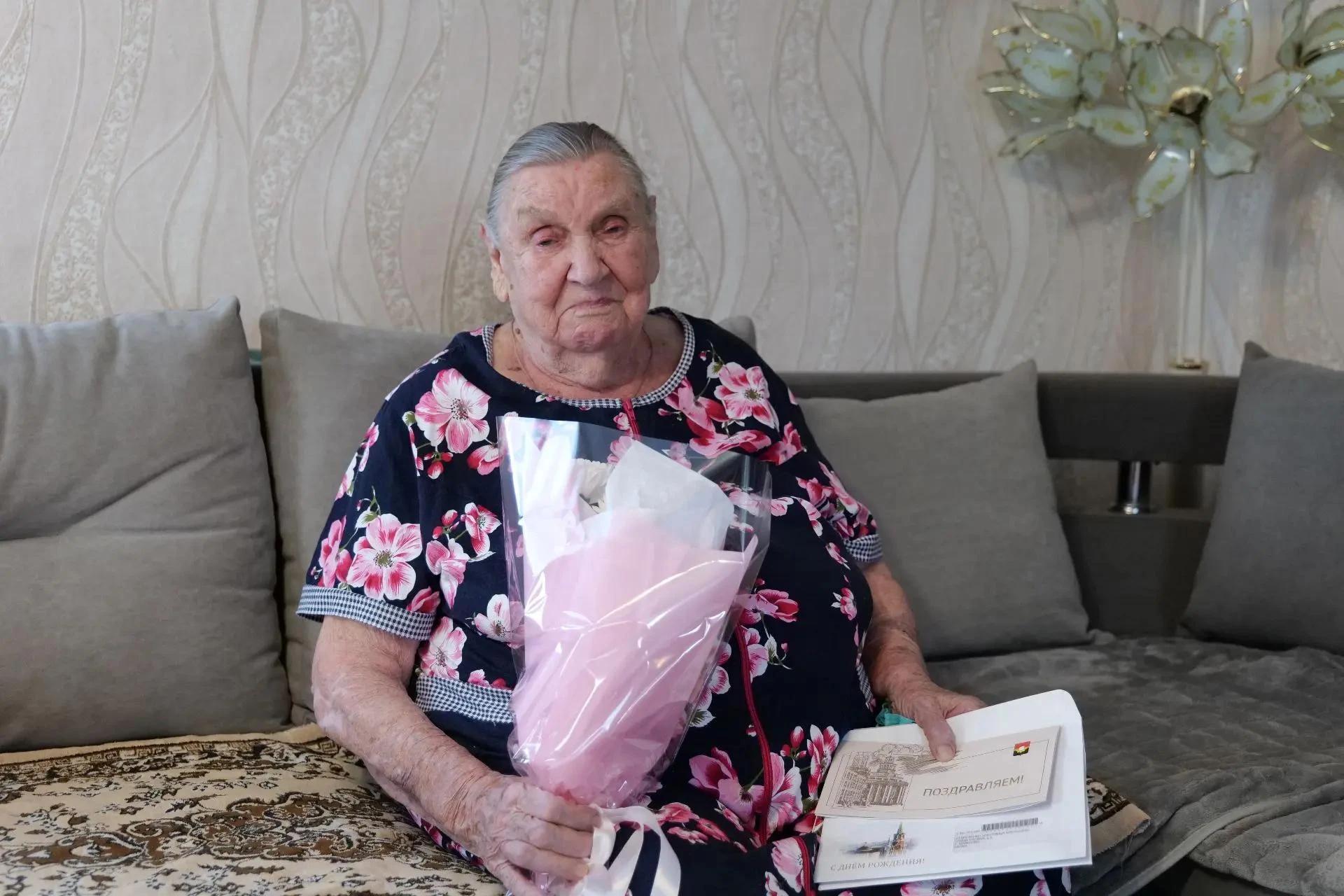 Жительницу Кедровки Хрестинью Арефьевну Степуленко поздравили с 95-летним юбилеем