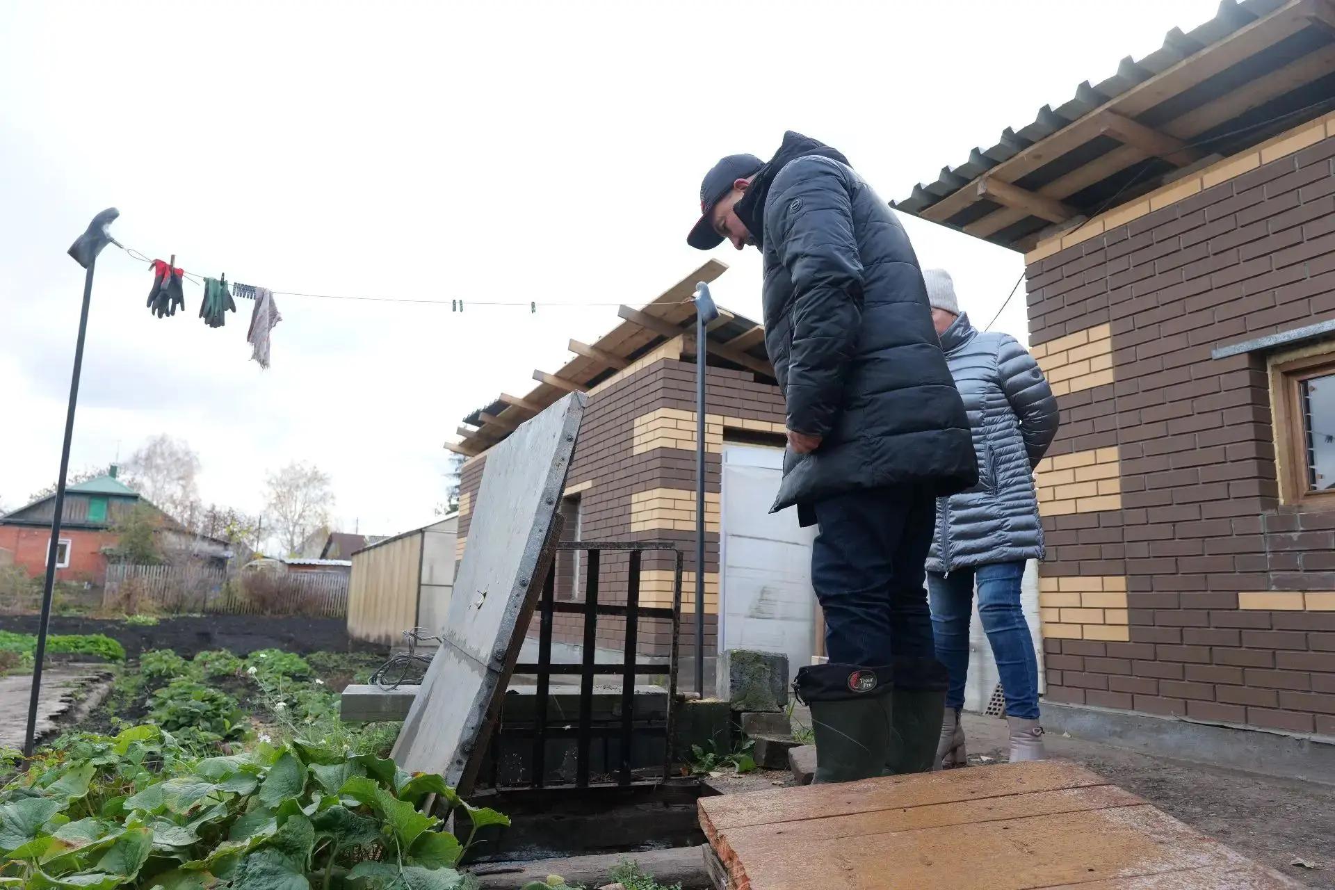 В завокзальной части Заводского района идёт прочистка засыпанного кювета – часть жителей отмечает, что вода из подполий уходит