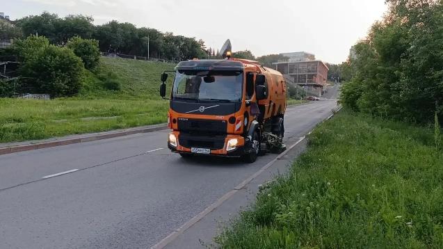 Сегодня в уборке дорог и прилегающих к ним территорий в Кемерове задействованы 72 единицы техники, в дневную смену вышли 233 рабочих
