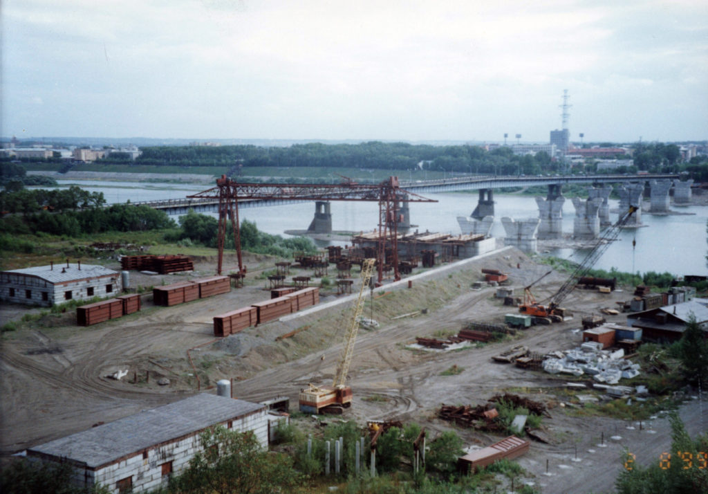 gku-ko-gako_fotofond_op_9_d_14_l_1_vid-na-levyj-bereg-r_tom_panorama-stroitelstva-novogo-kommunalnogo-mosta_1999.jpg