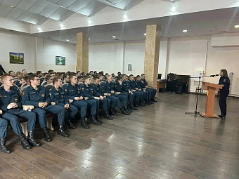 В Кемерове полицейские рассказали курсантам кадетской школы о службе в органах внутренних дел