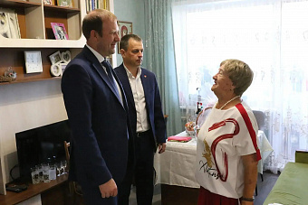 Глава Кемерова Дмитрий Анисимов поздравил с 90-летием Валентину Васильевну Багрову